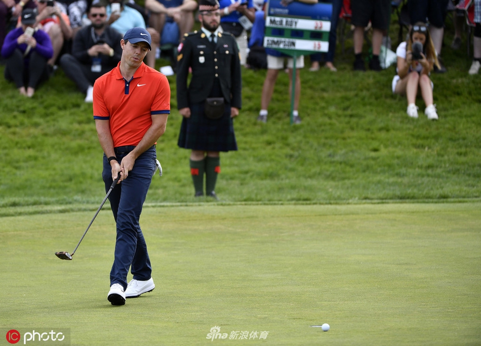 麦克罗伊在果岭上错失一记关键的推杆后，遗憾地低头转身，表情写满了失落与无奈