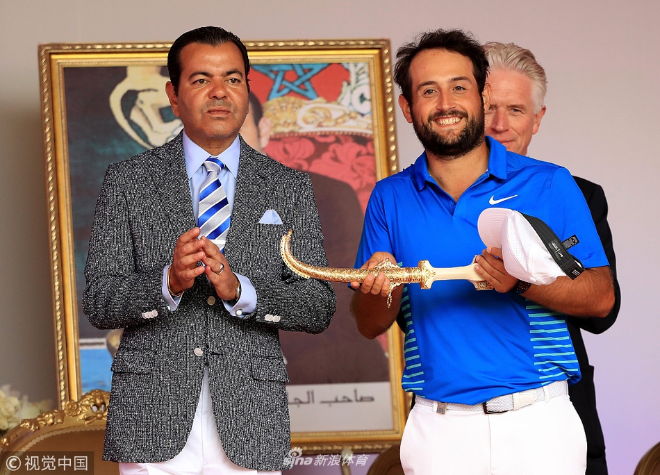 摩洛哥王子面带微笑，亲手将金光闪闪的哈桑二世杯奖杯授予冠军列维