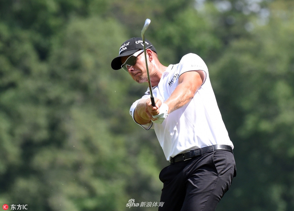 夕阳下，斯内德克尔与球童并肩走过球道，身影被拉长，定格这历史性的一天