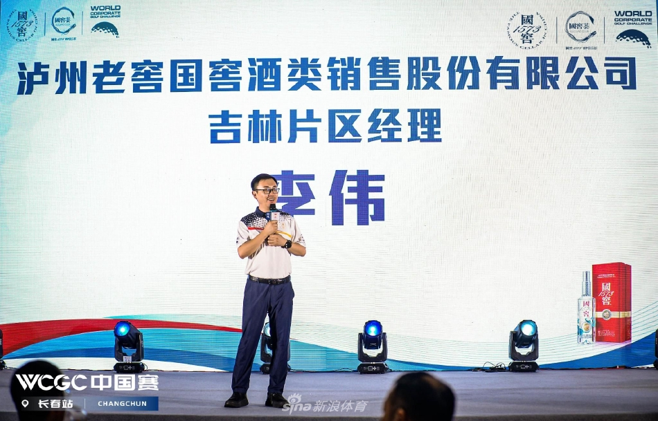 参赛嘉宾们手持酒杯在晚宴上轻松交谈，每个人脸上都洋溢着愉悦的笑容，背景是精心布置的宴会厅，尽显高端雅致的社交氛围