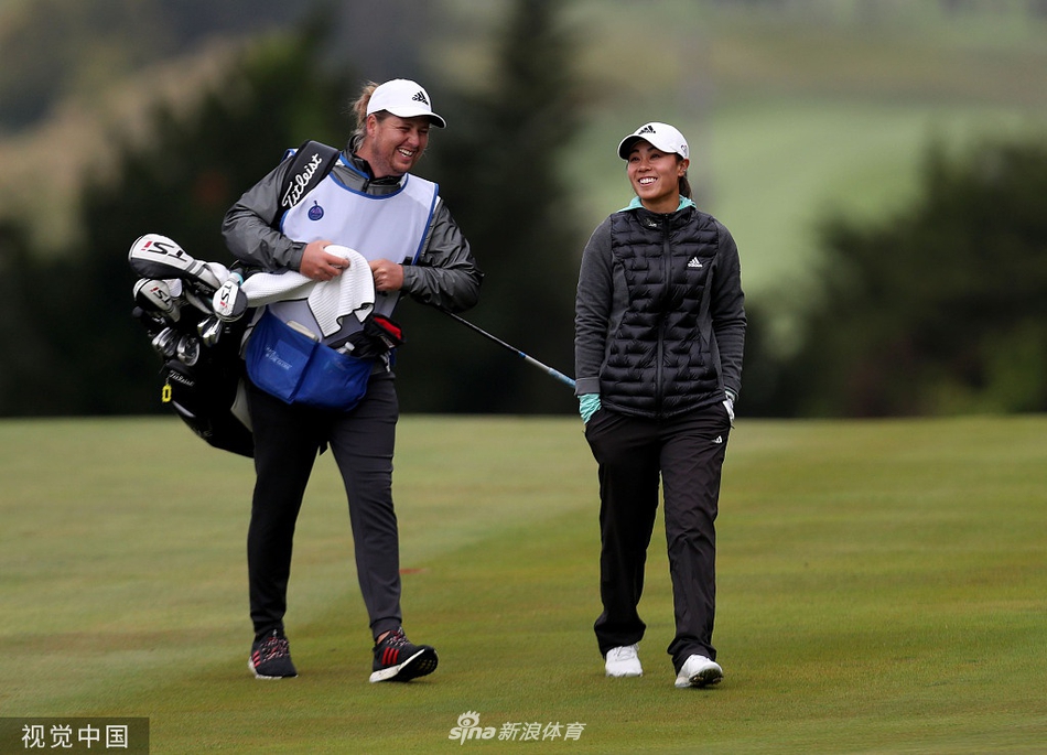 “小魔女”魏圣美在赛场优雅行走，这是她成为母亲后重返LPGA赛场的坚定步伐。