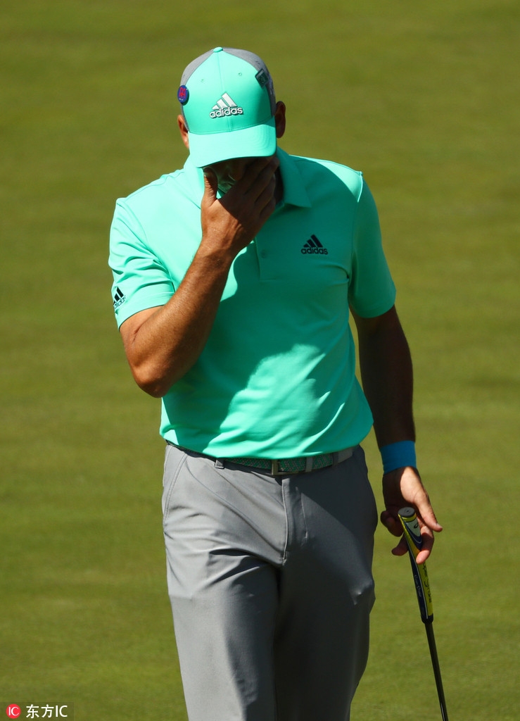 妻子安吉拉轻轻走近加西亚,面带理解的微笑,正对他温柔低语,用无声的支持驱散他心头的阴云。