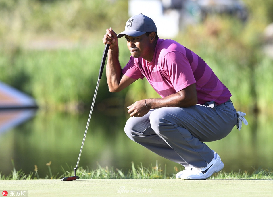 伍兹在球场第14洞果岭，成功推进一记决定性的长距离小鸟推后，脸上展露出充满自信与释放的笑容