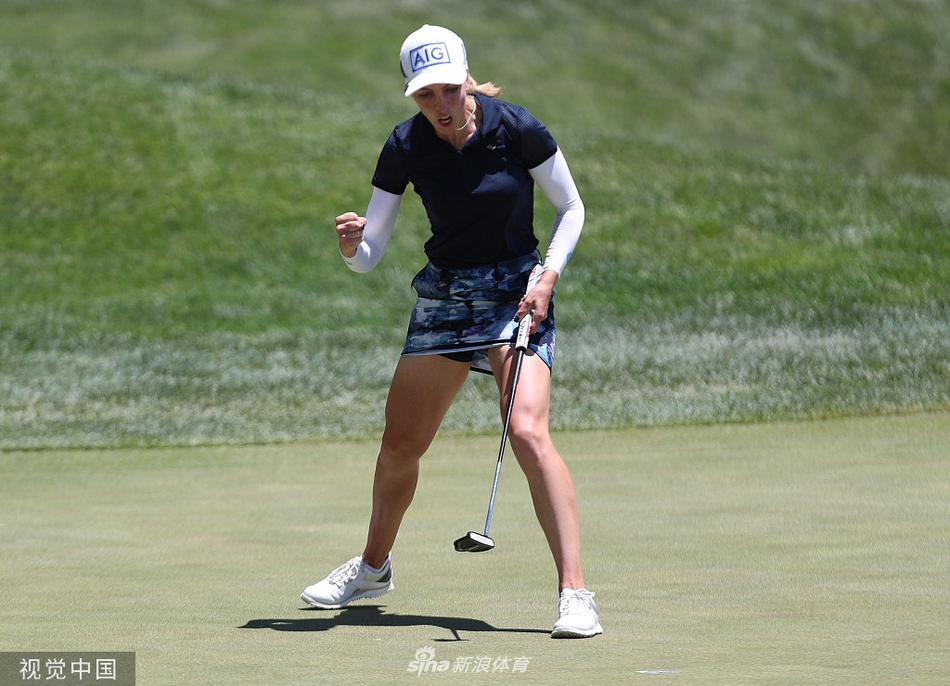 赛事紧张进行中，球员与球童在球道上并肩前行，共同谋划下一击的策略。