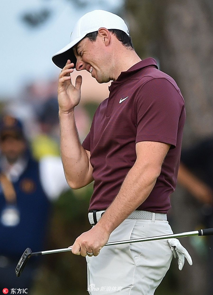 罗里·麦克罗伊在发球台上全力挥杆，肌肉线条紧绷，展现出充满力量感的动态瞬间。