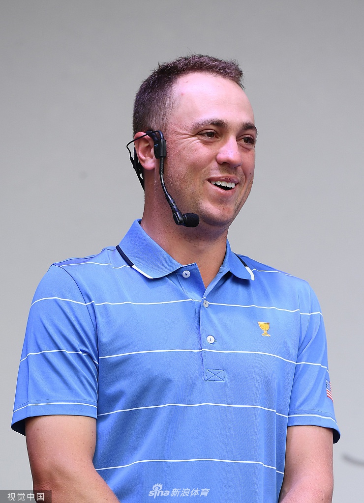 美国队长伍兹单人肖像,他双臂交叉,眼神锐利地望向远方,身后是广阔的球场,仿佛在审视即将到来的战场,领袖气质展露无遗。