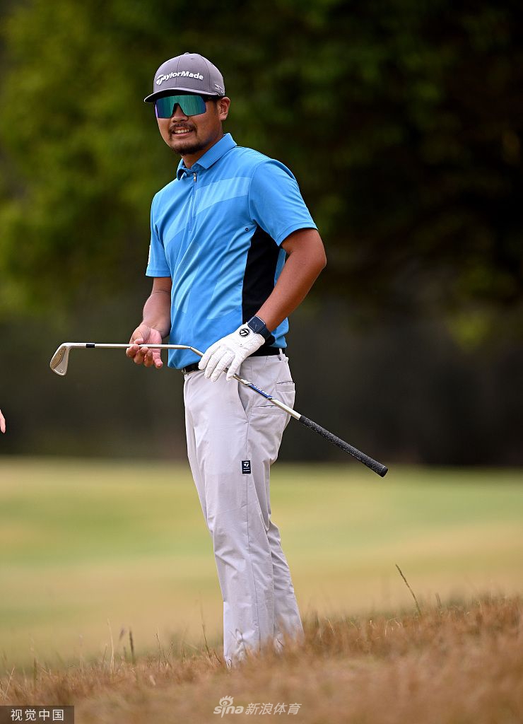 卡皮罗手捧冠军奖杯与纪念品，在绿茵场上留下胜利者的身影，这一刻属于坚持与信念。