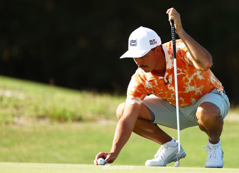 瑞奇·福勒身穿亮眼橙色凝视球路，专注眼神中透着坚定