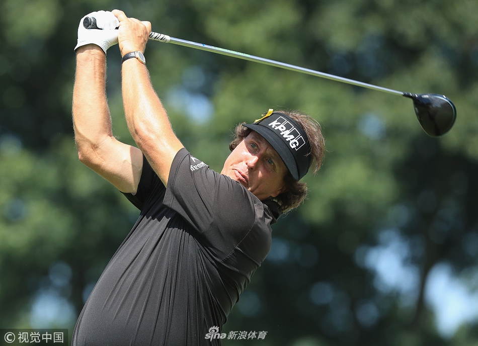 从球场角度远眺,纽约港的自由女神像清晰可见,构成高尔夫竞技与城市标志性景观的独特画面。