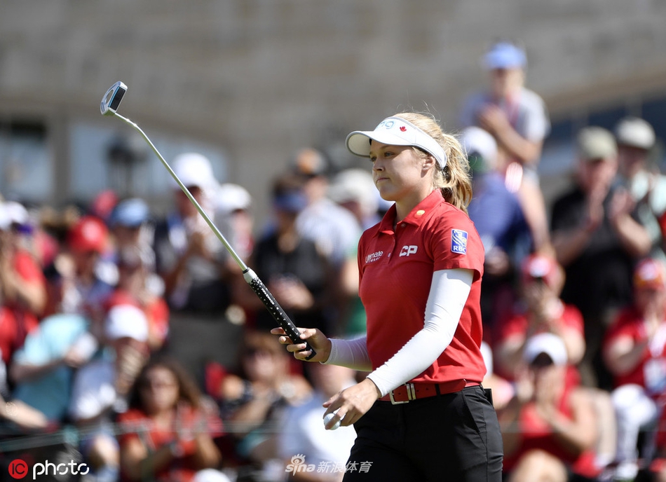 刘钰在球道上凝视远方，手中球杆在绿茵场上划出优美弧线