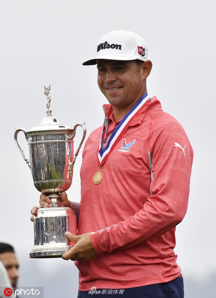 夺冠后，伍德兰德激动地单膝跪地，深情亲吻冠军奖杯，这一刻的喜悦凝固了所有艰辛的汗水。