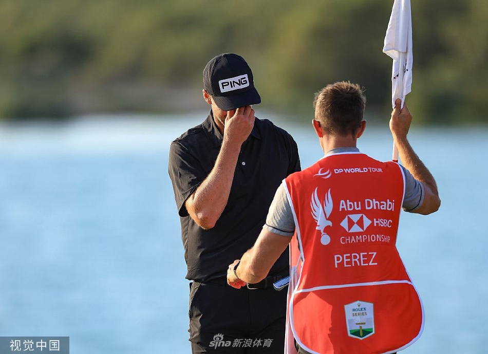 佩雷兹与球童激动相拥,庆祝第十七洞那记神奇的沙坑进球。