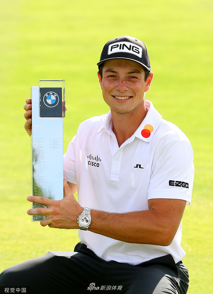 冠军霍夫兰深情亲吻奖杯瞬间,银色奖杯与他激动闭目的面容构成一幅充满成就感的画面