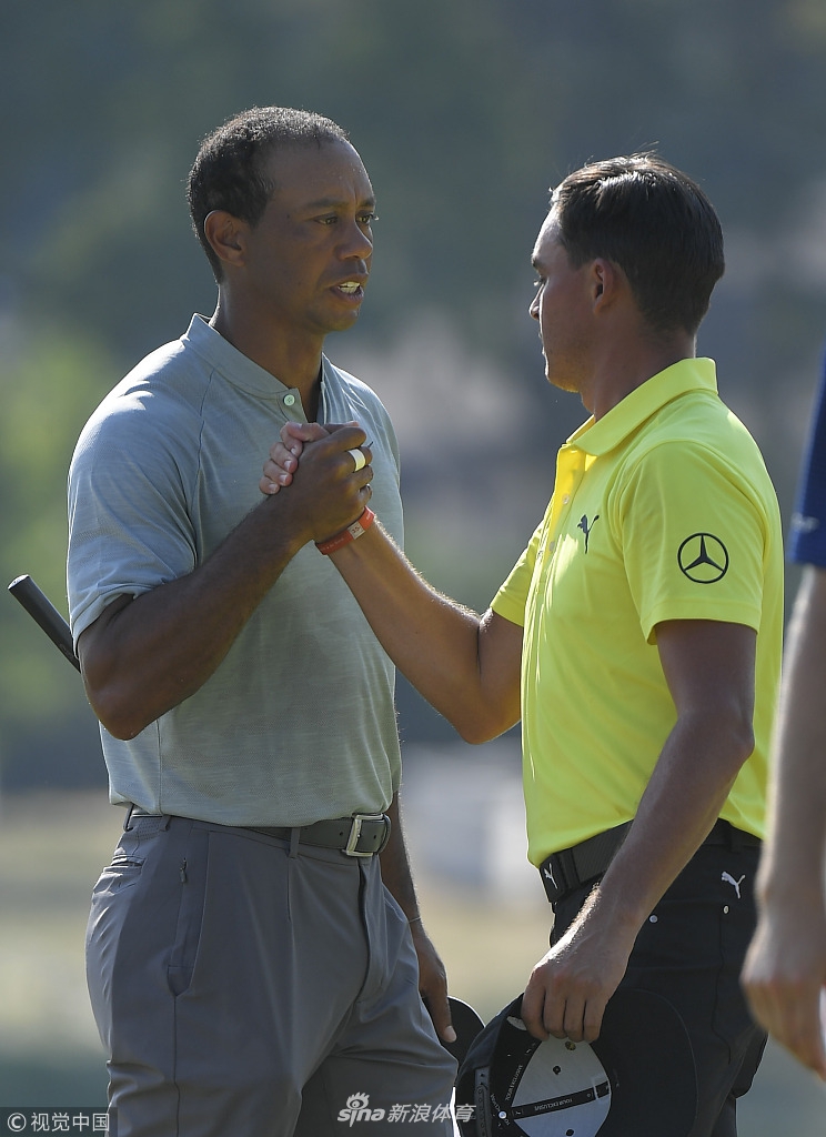 伍兹完成一次漂亮的击球后，向球道方向凝望，眼神中充满对胜利的渴望与坚定。