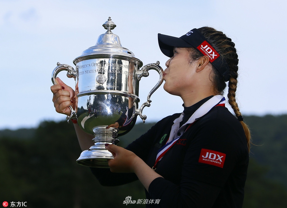 阿瑞雅深情亲吻冠军奖杯,睫毛微垂,神情虔诚而幸福