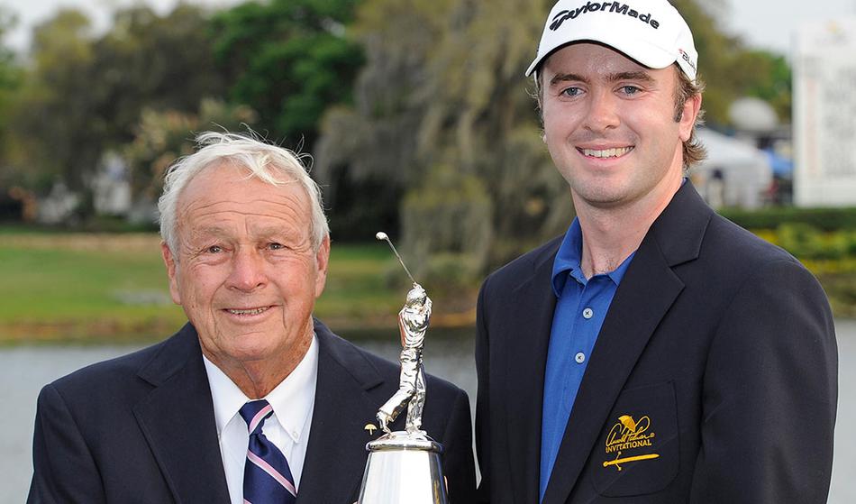 简森·戴伊在关键推杆前单膝跪地，仔细阅读果岭线路，眼神中充满对胜利的渴望。