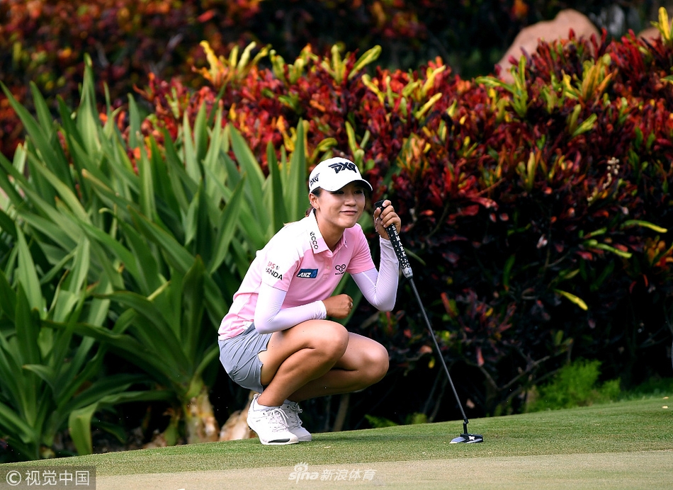 瑞典大满贯冠军得主佩妮拉·林德伯格在球道上观察形势，两周前她刚赢得全日空锦标赛，气势正盛。