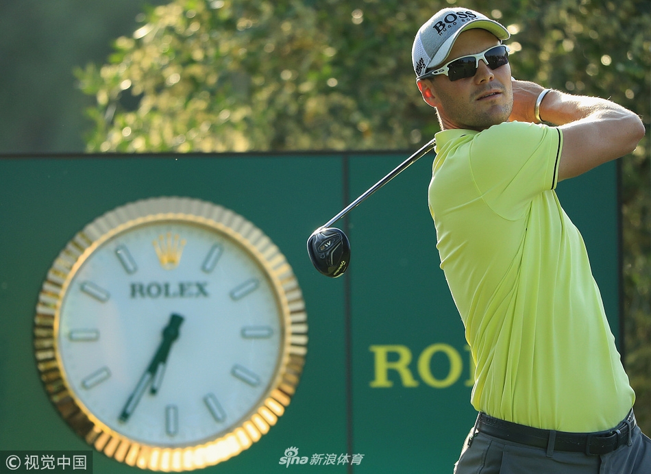 德国名将马丁·凯梅尔在意大利公开赛第二轮中专注推杆,背景是典型的欧式球场景观