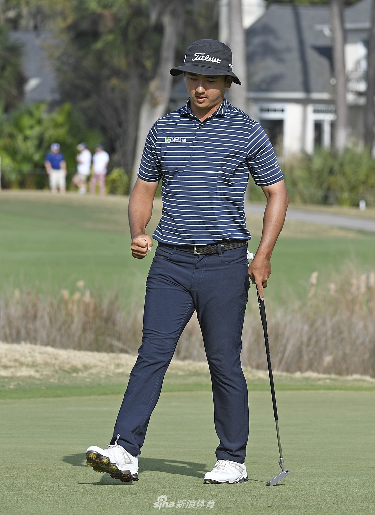 窦泽成在沙坑中救球，他挥起沙坑杆，激起一片沙幕，这是挑战也是展现精湛短杆技术的机会。