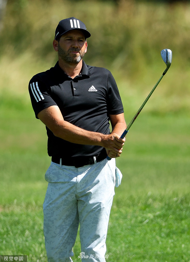 加西亚在果岭边复杂位置切杆,身体低俯姿态优雅,小球精准滚向洞杯边缘