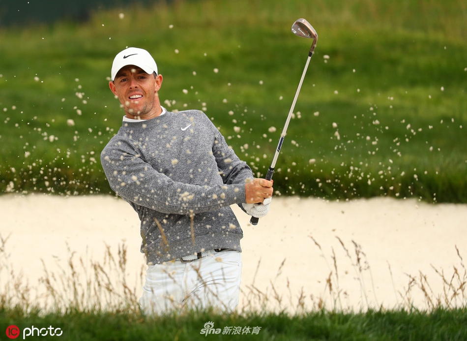 布鲁克斯·科普卡在长草中凝视小球，眉头微蹙，正在为关键一杆的救球路线深思熟虑。