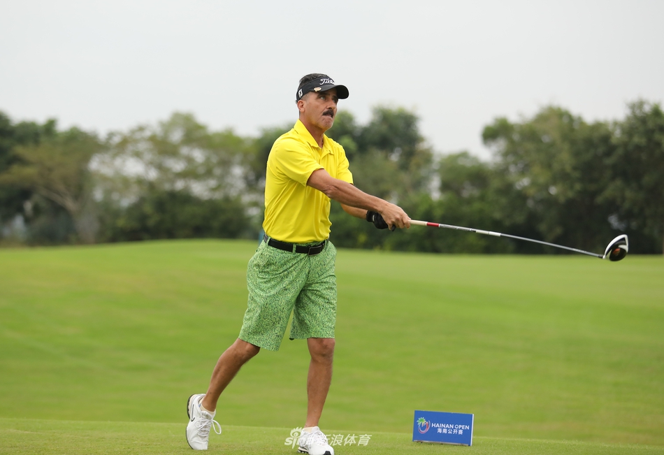 美国资深高尔夫爱好者瑞克-欧伊维迪斯面露微笑，目光深远地望向果岭方向，仿佛在阅读球场的风与草纹。