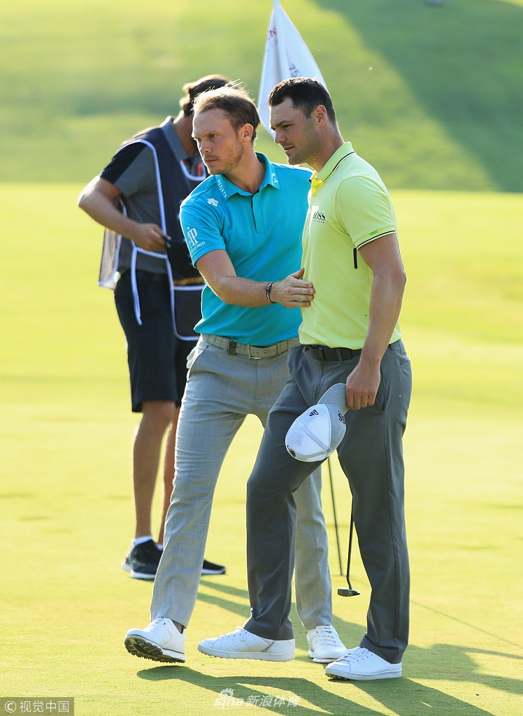 凯梅尔与球童并肩蹲在果岭边,聚精会神地观察推杆线路,商讨制胜策略