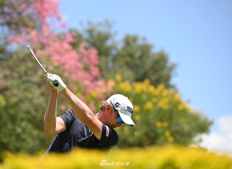 另一位南非好手贾斯汀·哈丁在沙坑中进行救球练习，沙粒飞溅，展示其精湛的短杆技术。