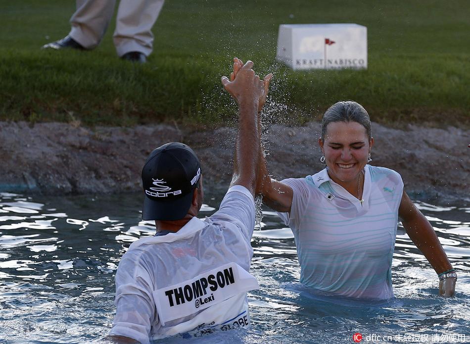 冠军被教练和团队成员高高抛起，下一秒即将落入池塘，空中定格的身影与众人欢腾的笑脸，构成一幅充满信任与团队荣誉的温馨画面。