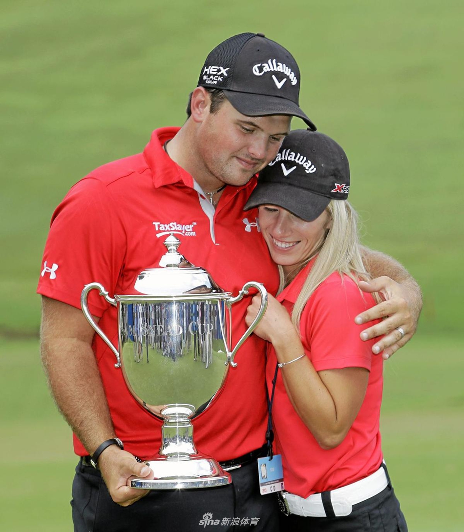 一名高尔夫球手在练习场专注地校准挥杆动作，金色的阳光洒在球杆上，背景是湛蓝的天空与远处的棕榈树。