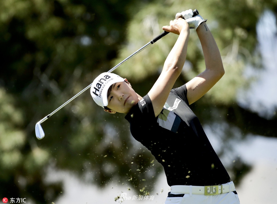 魏圣美在次轮比赛中全神贯注，准备进行关键的铁杆击球。