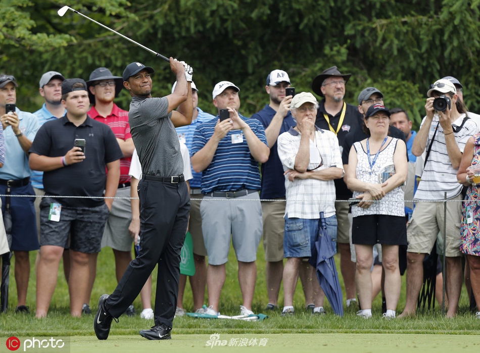 练习间隙，伍兹与同行球员轻松交流，分享着对球场条件的看法，展现了赛场之外的高尔夫绅士风度。