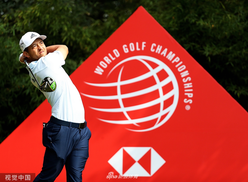 谢奥菲勒在延长赛中面对关键推杆,单膝跪地仔细阅读果岭,眼神中透露出坚定与专注。