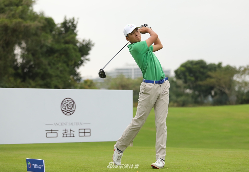 少年球手刘家铭在赛场上自信挥杆，白色小球在空中划出一道优雅的弧线，背景是海南典型的葱郁椰林与湛蓝天空。