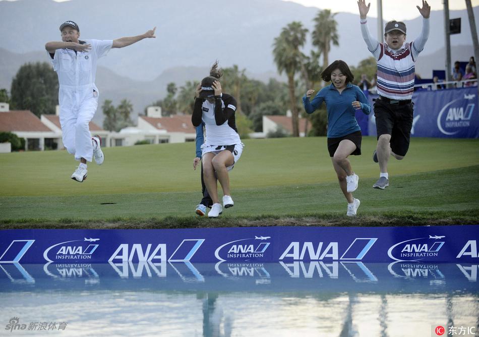 柳箫然跃入水中瞬间，水花如水晶皇冠般环绕升起，她闭眼微笑的神情透露出彻底的放松与喜悦，宁静而有力。