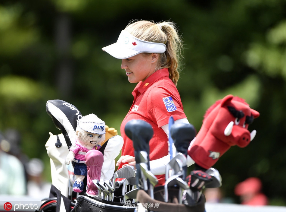 12岁华裔小将刘萱专注准备击球，娇小身影与专业装备形成鲜明对比