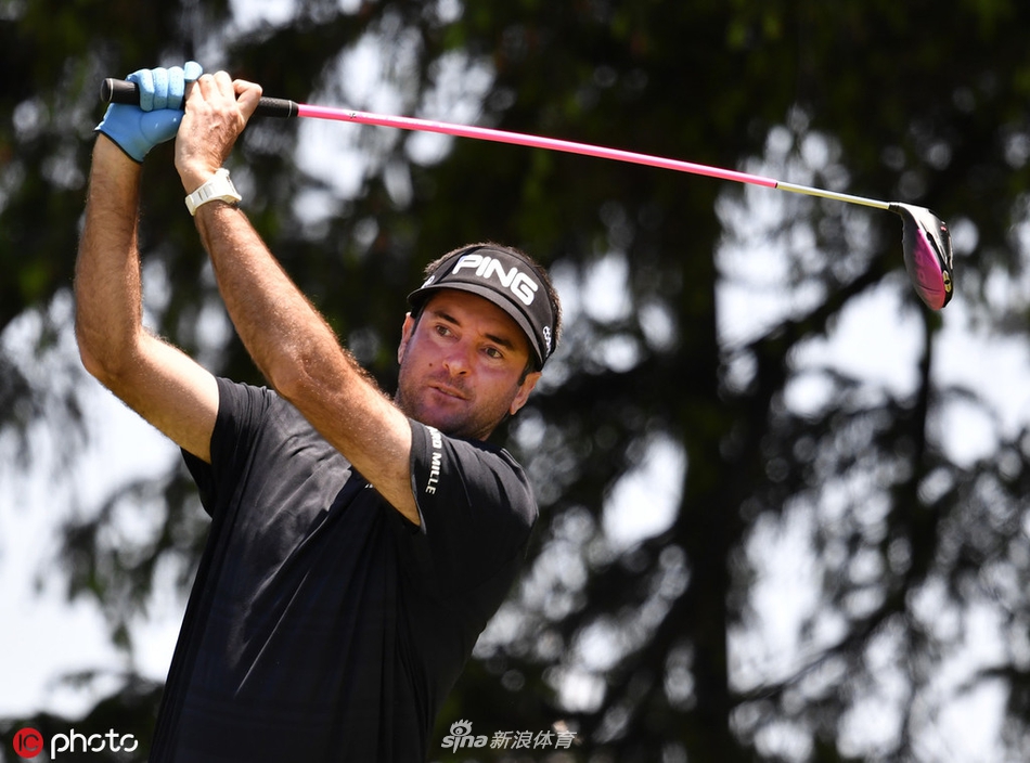 麦克罗伊在第十七洞果岭查看鹰推线路，全场观众屏息以待。