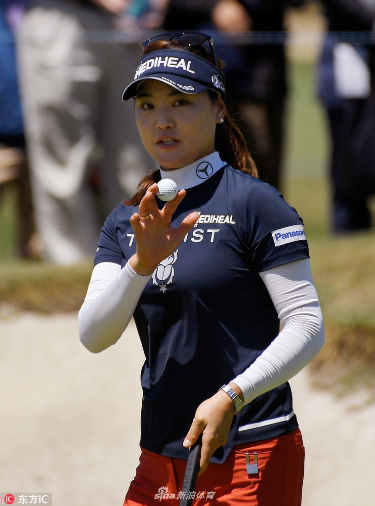 柳箫然在长草中审慎处理困难球位，展现了她出色的球场解决问题的能力。