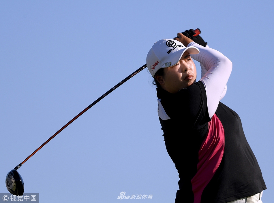 莱克西-汤普森果岭边优雅切杆，小球划过一道完美弧线，轻柔地滚向洞杯。