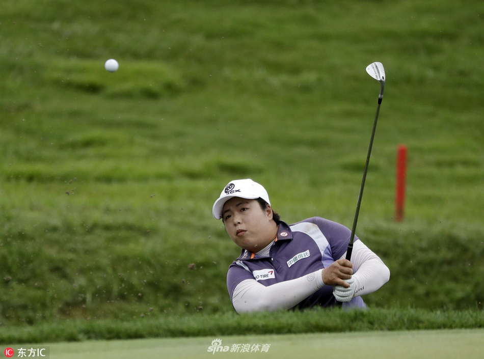 宝拉-克里默身着粉色战袍漫步球道，笑容灿烂如赛场阳光