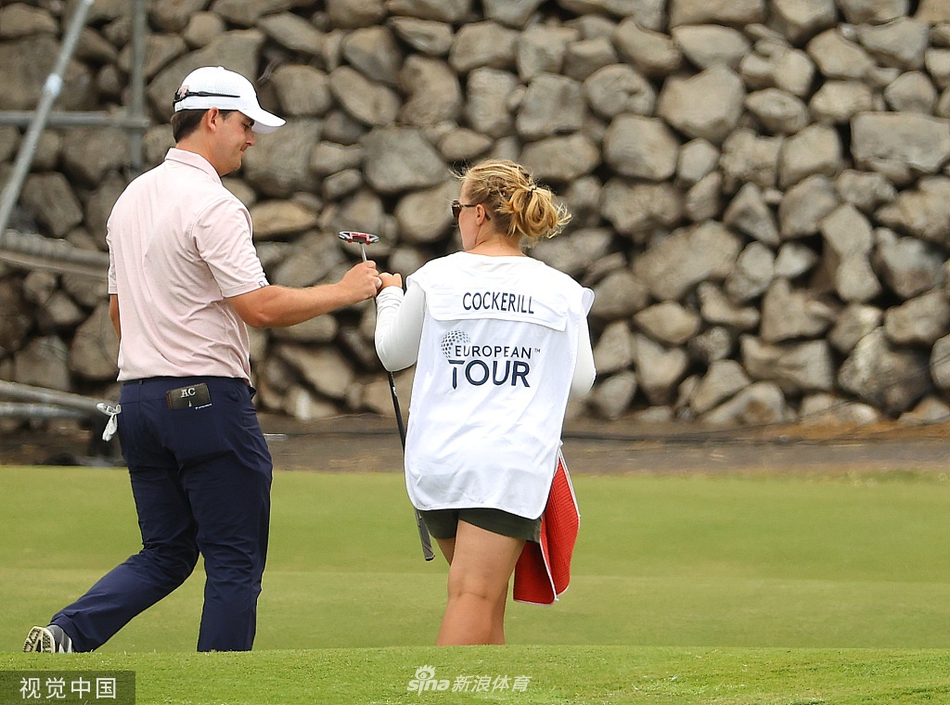 加那利群岛锦标赛第三轮比赛现场,球员在壮观的海岸线背景下击球。