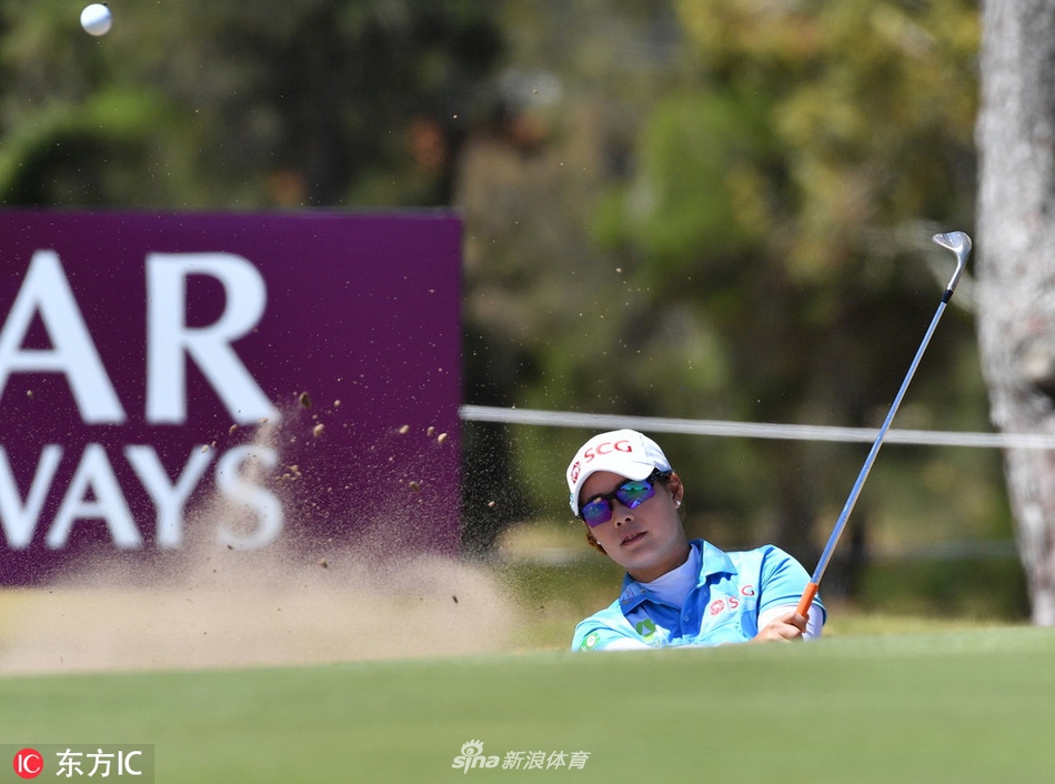 球员在宽阔球道上漫步前行，阳光下拉出长长身影，尽显高尔夫运动的宁静与战略