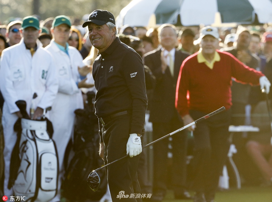 尼克劳斯与普莱尔并肩而立,两位传奇的手臂紧紧相握,身后是聚集致敬的观众与媒体长枪短炮。