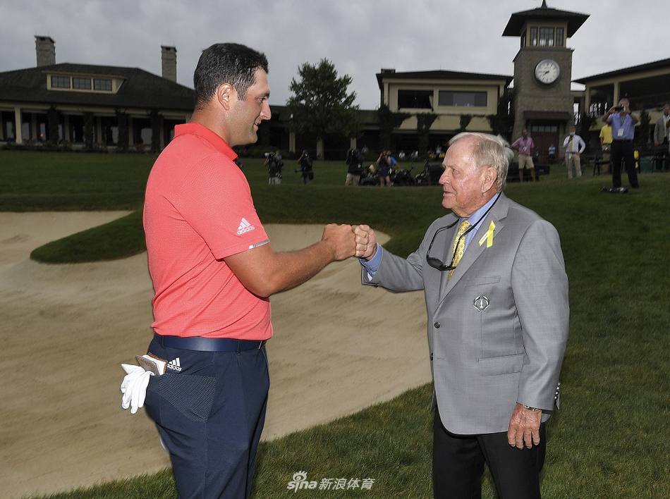 惺惺相惜：尼克劳斯与拉姆在果岭边握拳相碰，老人眼中带着慈祥与期许，年轻人脸上写满尊重与感激，这是跨越时代的体育精神的碰撞。