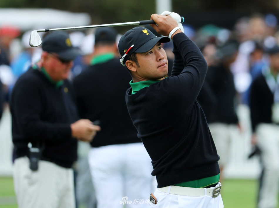 松山英树在沙坑中练习救球,沙粒飞溅的瞬间捕捉到他全神贯注攻克难题的坚毅神情。