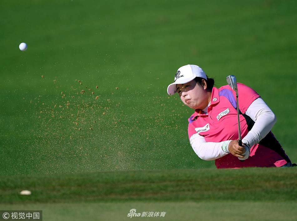 冯珊珊沙坑救球瞬间，沙砾飞扬中只见全神贯注的坚定侧影