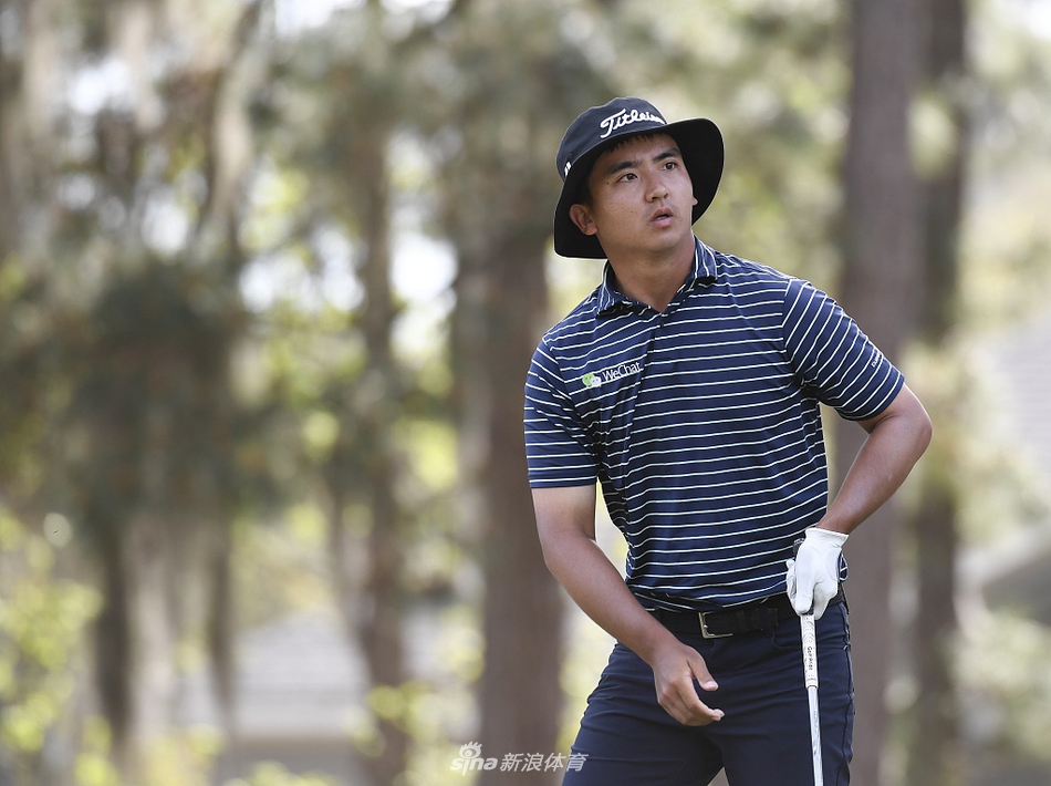 窦泽成在克拉博卡锦标赛第三轮比赛中，全神贯注地观察果岭地形，准备关键一推。