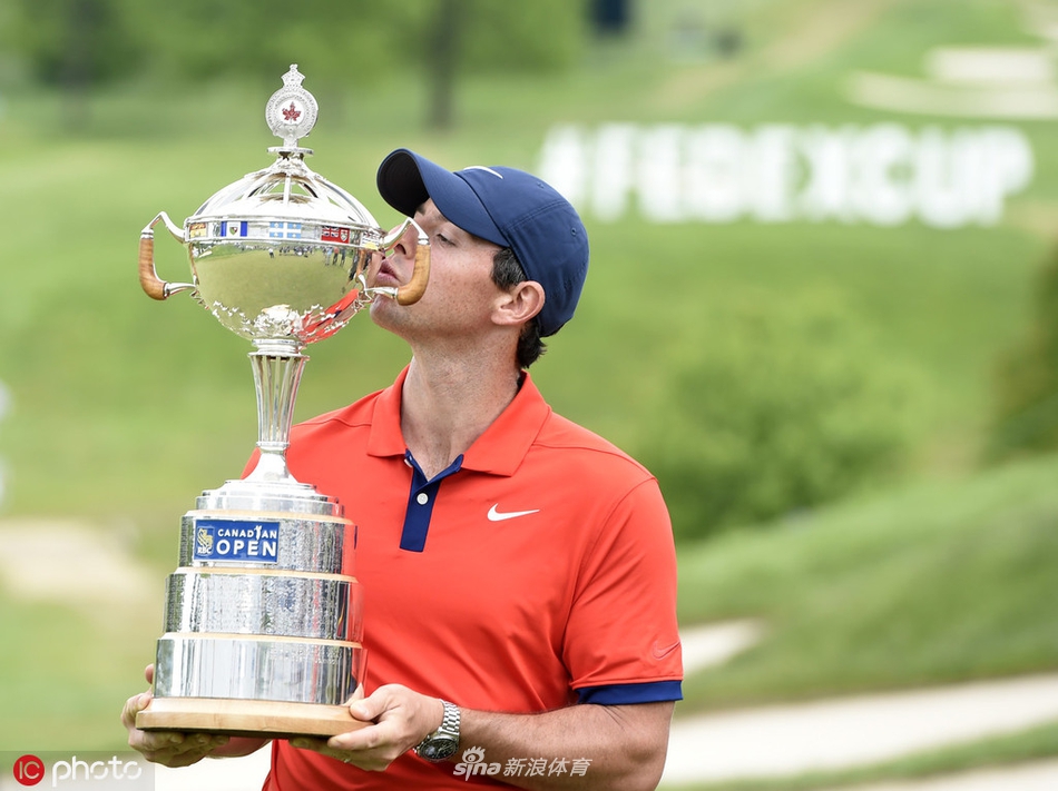 肖恩·劳瑞在获胜后激动地亲吻古老的葡萄酒壶奖杯，脸上洋溢着难以置信的喜悦与如释重负的幸福