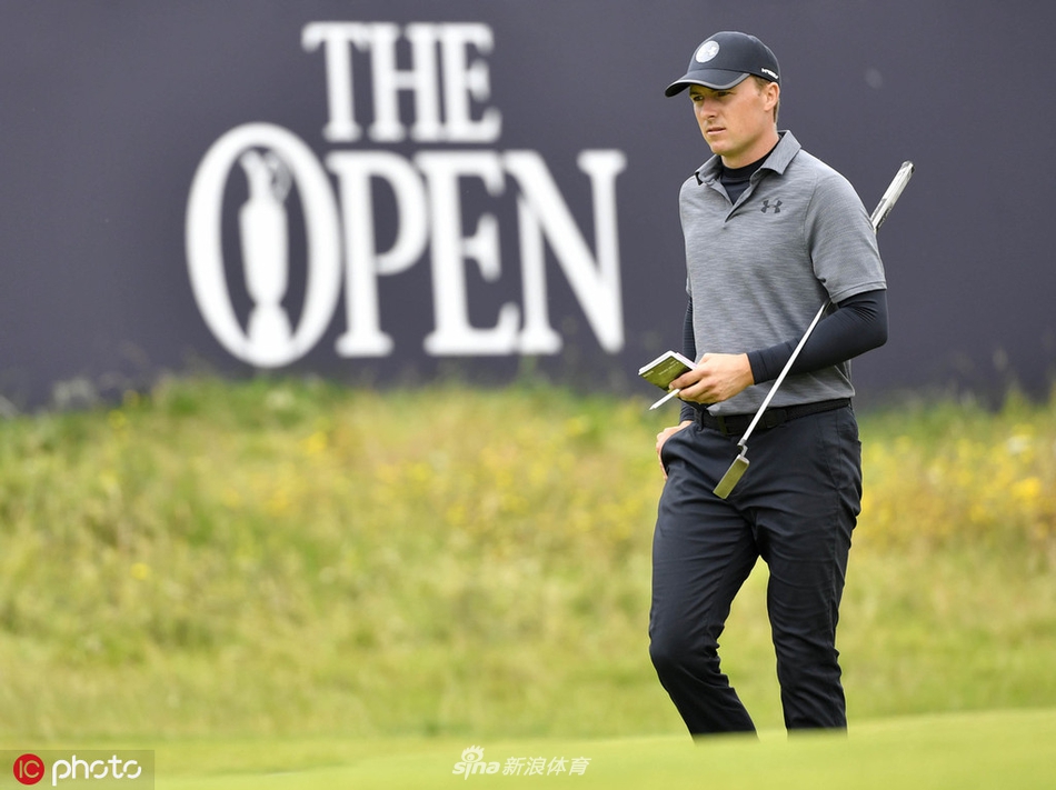 决赛轮关键时刻，汤米·弗利特伍德在球道上准备击球，海风吹动他的衣角，整个球场的目光都聚焦在他这一杆上。