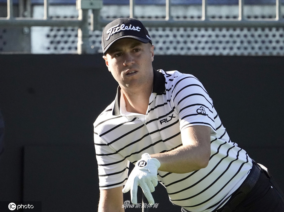 伍兹与麦克罗伊在练习轮中并肩前行，两代球王之间的交流与互动，象征着高尔夫精神的传承。